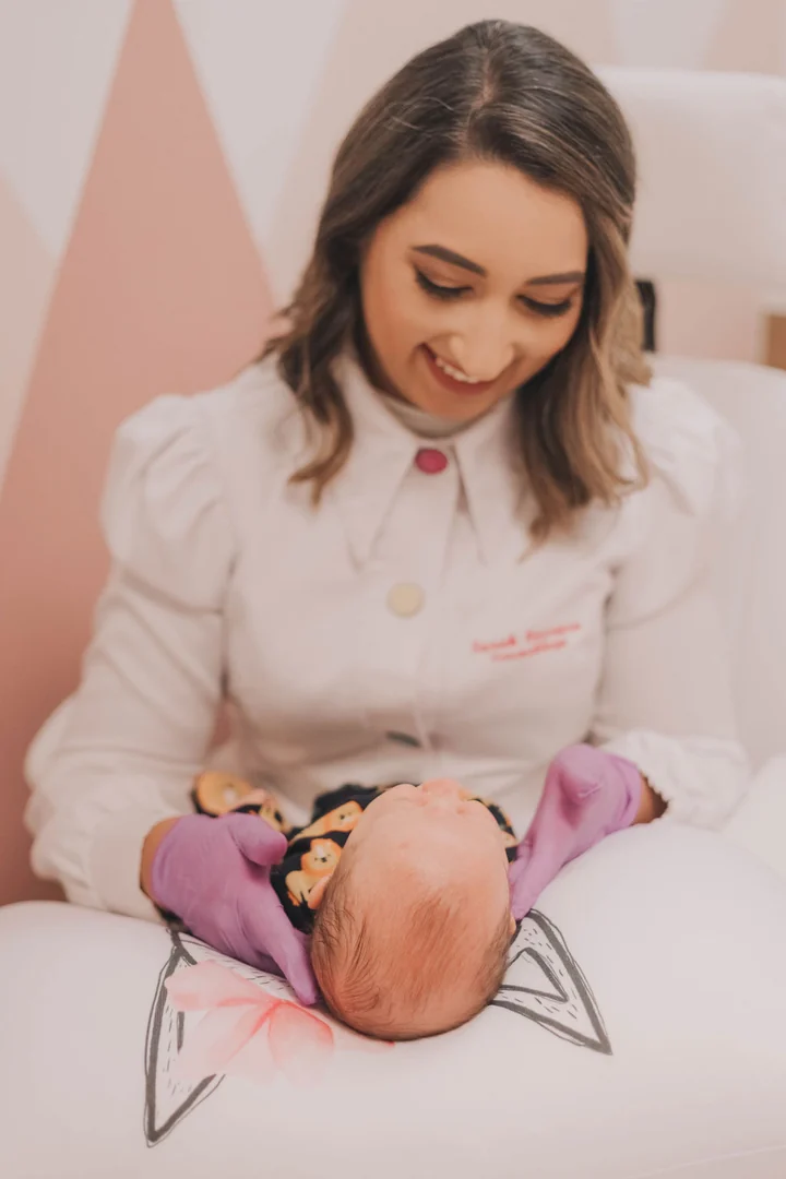 Sarah Ferreira avaliando as funções orais de um bebê na Alento